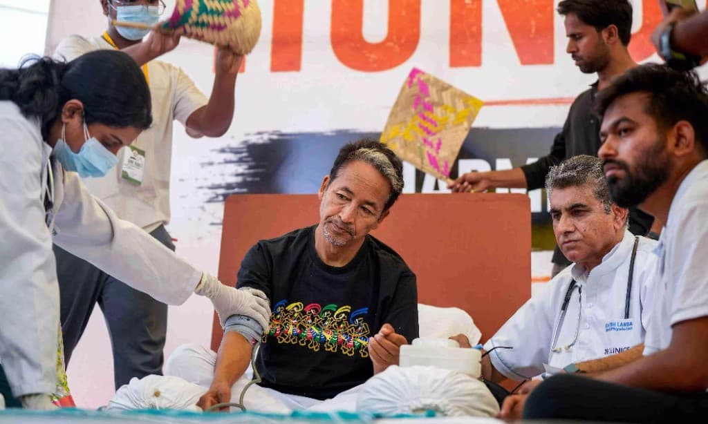 Medical checkup during the hunger strike at Jantar Mantar